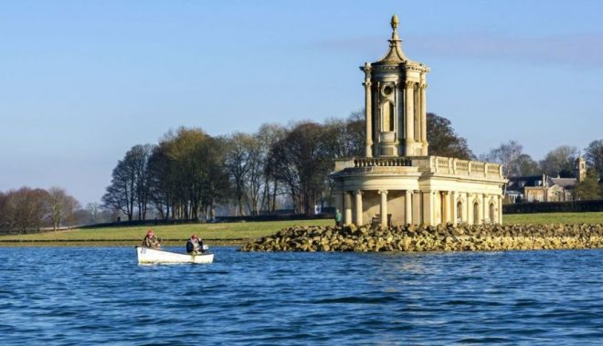 Ngôi nhà bên hồ chứa Ruland ở Anh.