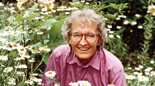 Khi bạn nhìn thấy ai cũng không thuận mắt, nhất định cần xem lại chính mình.2