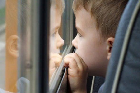 Cậu bé thiếu thốn tình yêu của cha ngây thơ hỏi: "Sao bố khống ngủ cùng mẹ?"