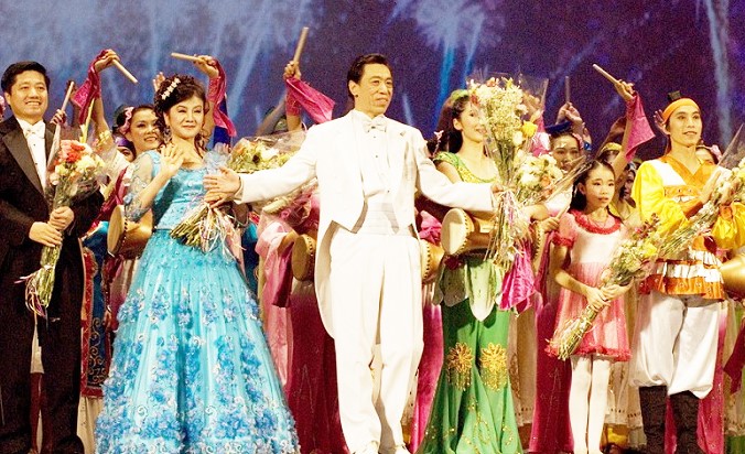 Nghệ Sĩ Quan Quý Mẫn biểu diễn trong Chương trình Holiday Wonders tại New York năm 2007