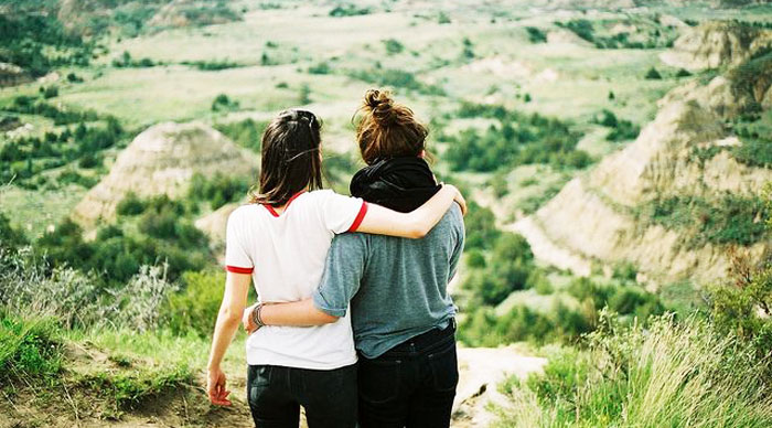 Bạn bè quý ở chỗ trong mưa gió vẫn có thể đồng hành. (Ảnh: Pinterest)