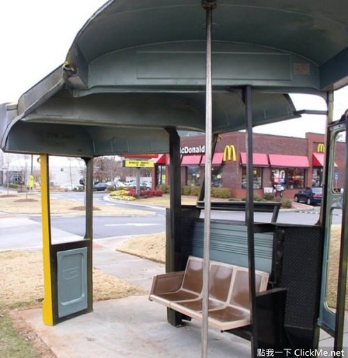  Người dân ngồi chờ xe bus sẽ có cảm giác như đang ngồi trong xe.