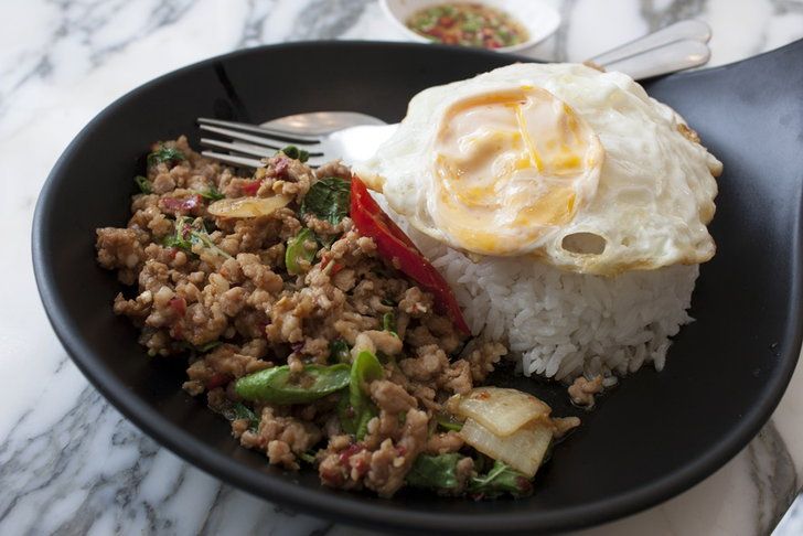 Húng quế xào thịt và cơm