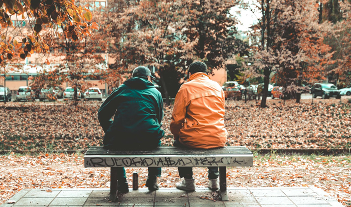 Đời người khi gặp phải sóng gió, bạn bè thường có thể giúp đỡ chúng ta một tay. (Ảnh: Adobe Stock)