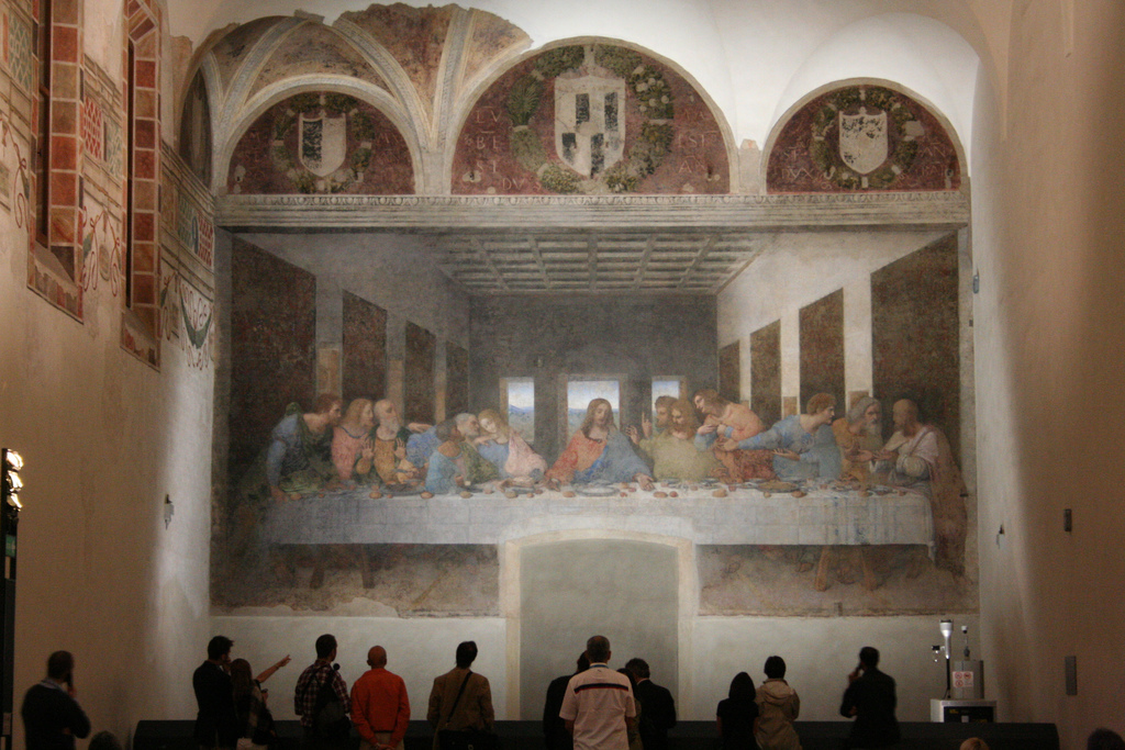 Phần chân của chúa Giê-su bị giấu đi bởi một chiếc cổng đặt dưới bàn ăn.