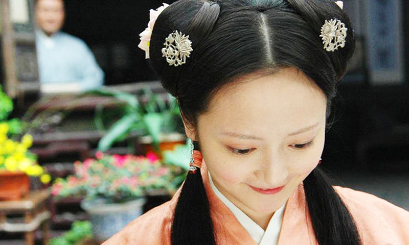 Có lẽ nha đầu không biết rằng, ba lần vô tình ngoái đầu lại nhìn, đã khiến cho nam nhân khôi ngô tuấn tú đang nhìn trộm nàng phải rung động.