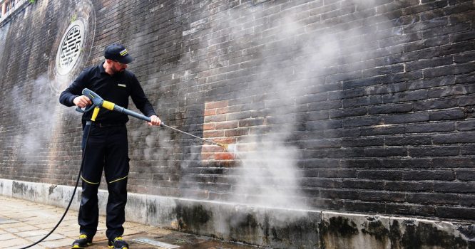 Cố đô Huế: Làm sạch Cổng Ngọ Môn bằng hơi nước nóng.2