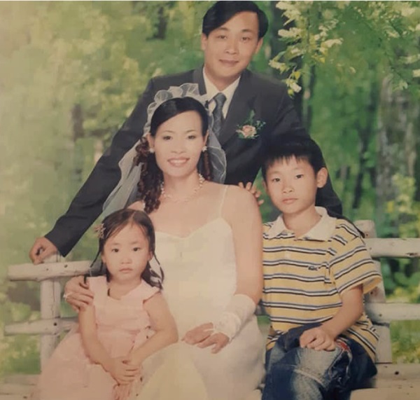 Gia đình anh Phùng Anh Việt và con gái trước trước khi tai họa giáng xuống. (Ảnh: ĐKN)