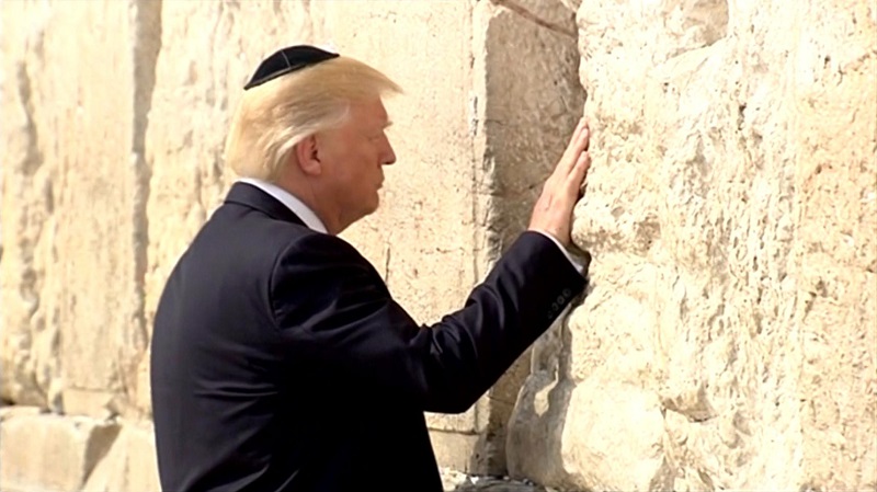 TT Trump đội mũ sợ Chúa
