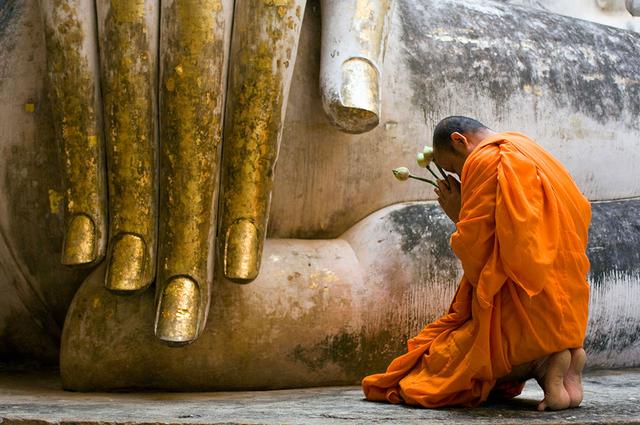 Vác lễ nặng trèo núi cao lên chùa thiêng vì sao vẫn không được Thần Phật phù hộ? - ảnh 2