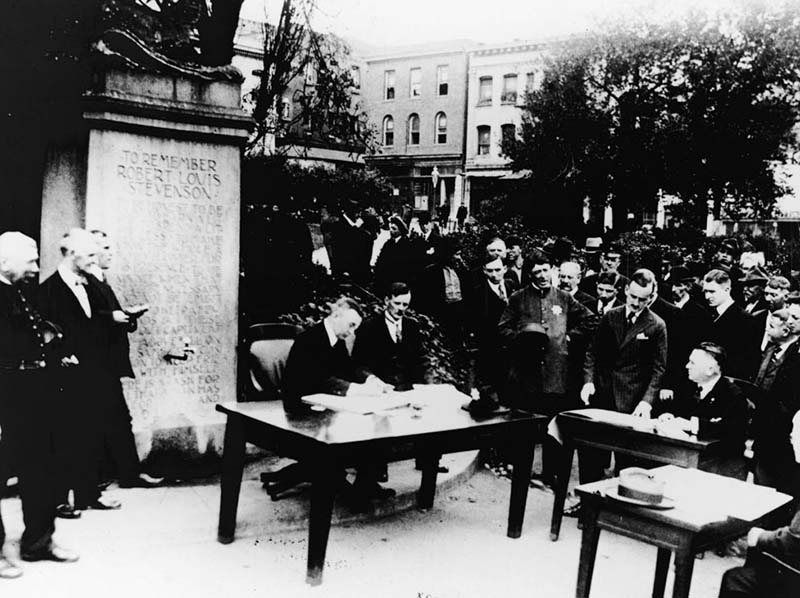 San Francisco vào năm 1918, phiên tòa được mở trong công viên.