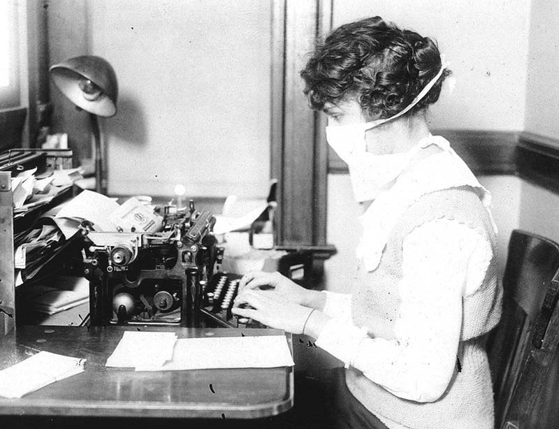 Trong đại dịch cúm năm 1918, những nhân viên đánh máy vẫn đeo khẩu trang tại nơi làm việc.