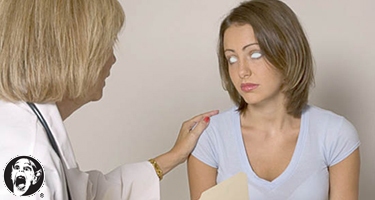 Cô bé có đôi mắt… ma, Phi thường - kỳ quặc, Laura Castro, mắt trắng,