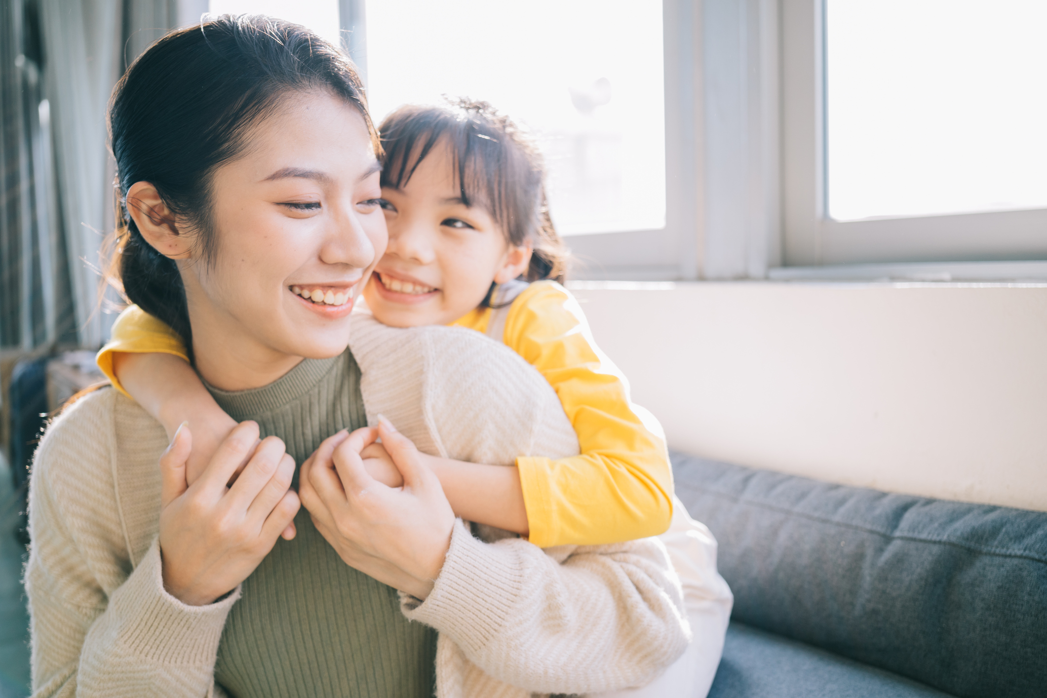 Mẹ và con gái châu á ở nhà cùng nhau