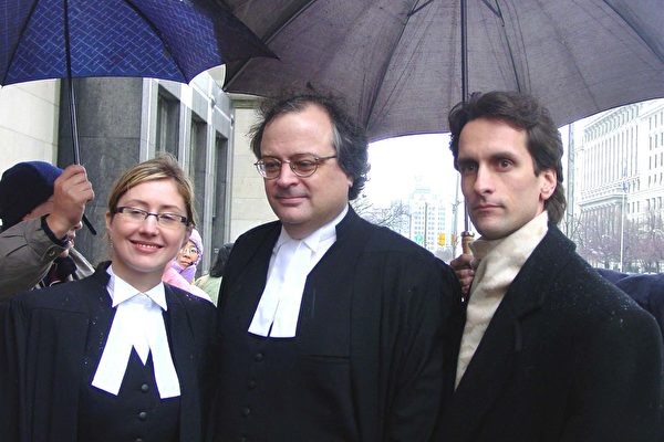 Con trai nhà tài phiệt bất động sản Canada: Joel Chipkar (ngoài cùng bên phải) (Ảnh: Epoch Times)