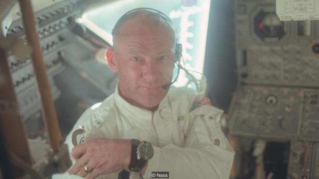 Buzz Aldrin, người thứ hai đặt chân lên Mặt Trăng, nhưng là người đầu tiên uống rượu vang ở đây.