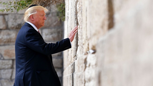 Trump đội mũ sợ Chúa