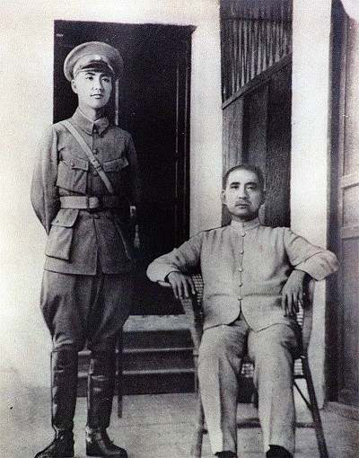 Tưởng Giới Thạch chụp cùng Tôn Trung Sơn ở Học viện Quân sự Hoàng Phố. (Ảnh qua Epochweekly)