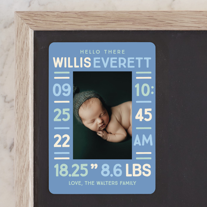 Thẻ màu xanh có ảnh em bé ở giữa và dòng chữ thông báo sinh xung quanh ảnh.