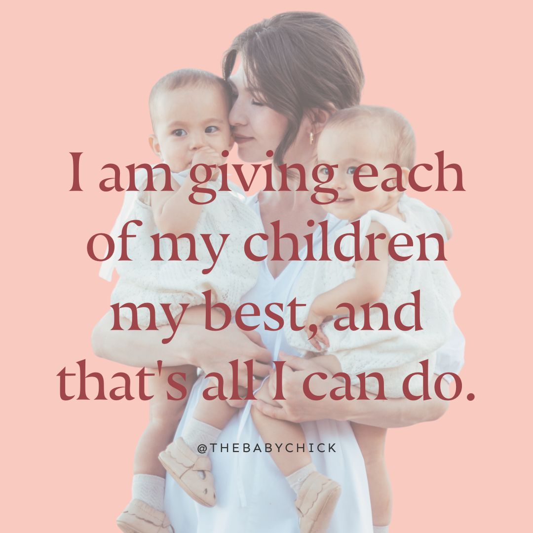 Người mẹ hạnh phúc ôm hai cô con gái sinh đôi của mình ở hậu cảnh với lời khẳng định của người mẹ được viết trên hình ảnh của bà.