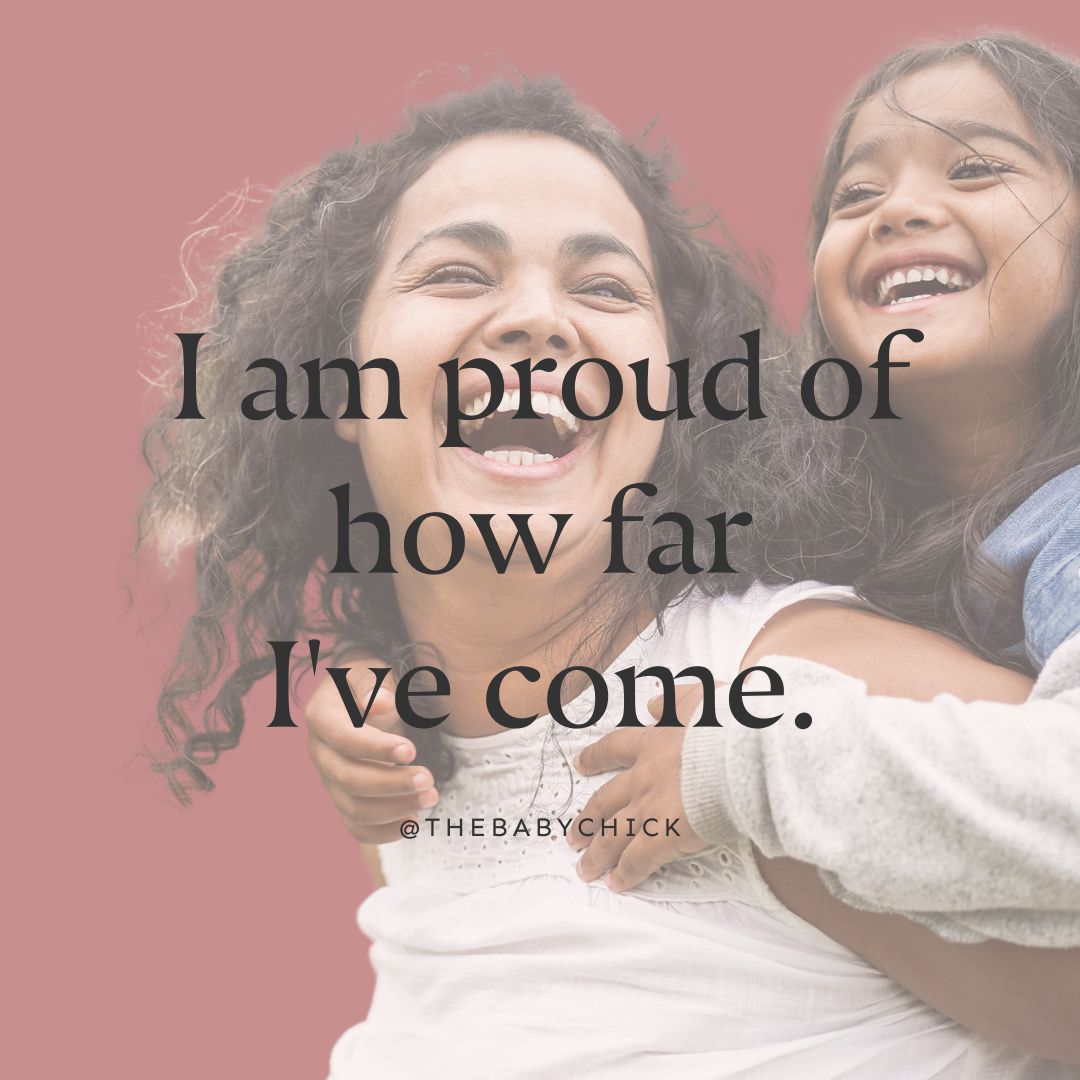 Người mẹ cõng con gái trên lưng và cả hai cùng cười ở phía sau với lời khẳng định tình mẫu tử được viết trên hình ảnh của cô ấy.