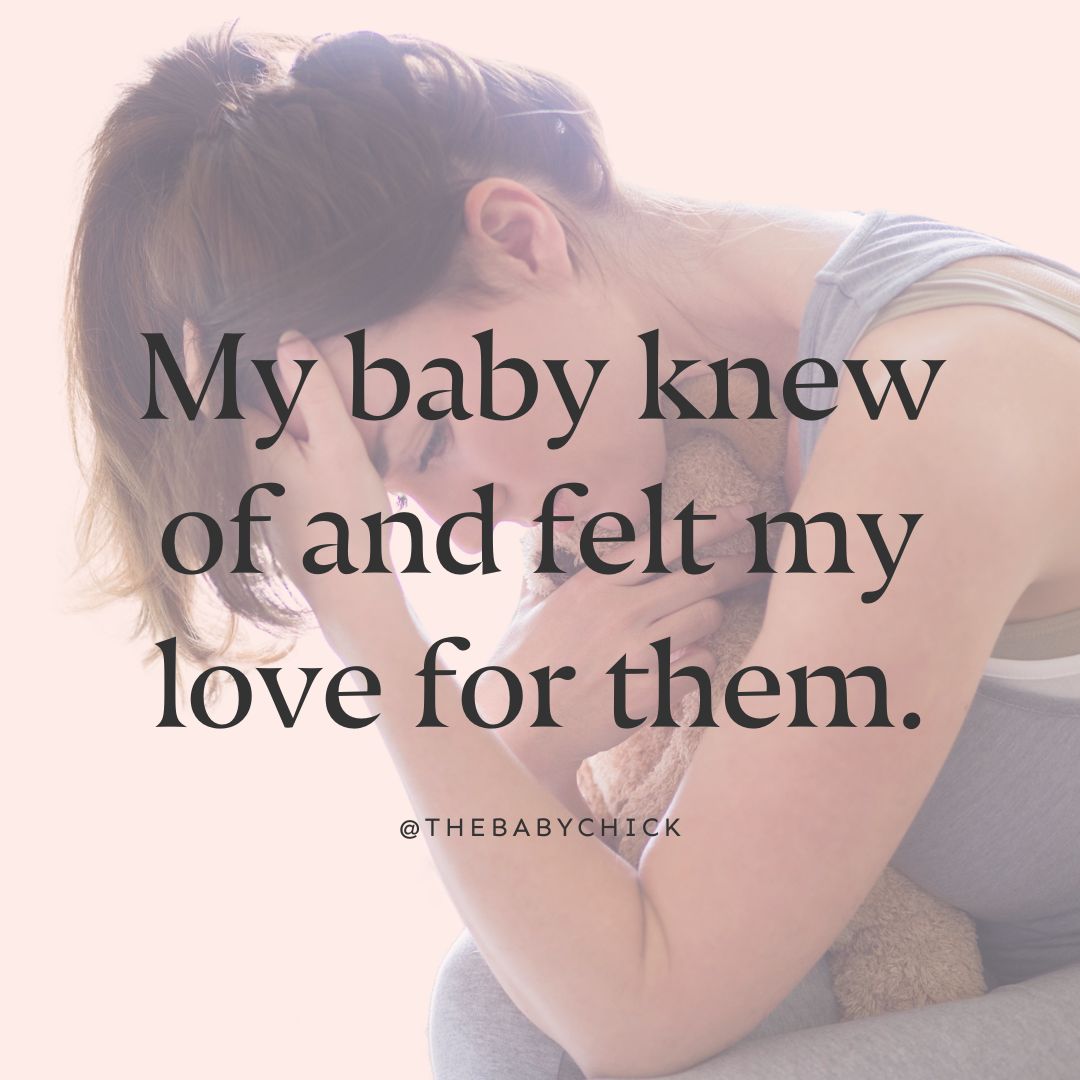 Người mẹ buồn đang khom người ôm một con gấu bông ở hậu cảnh với lời khẳng định tình mẫu tử được viết trên hình ảnh của bà.