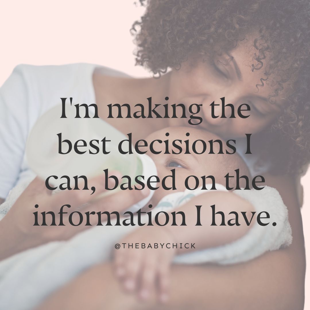 Người mẹ đang bế đứa con đang bú bình ở hậu cảnh với lời khẳng định tình mẫu tử được viết trên hình ảnh của cô ấy.