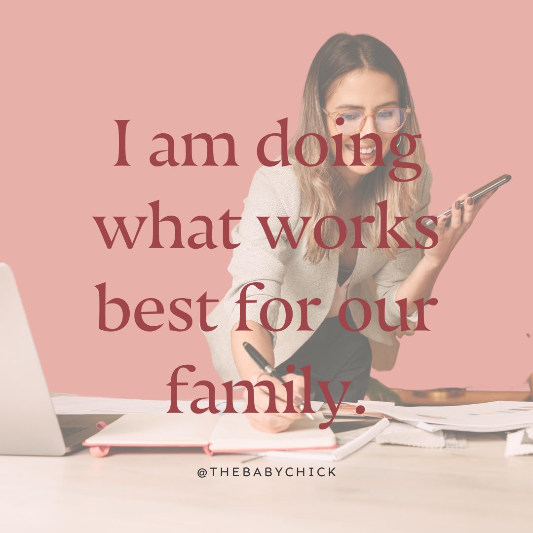 Người phụ nữ đang đi làm cầm điện thoại của mình mỉm cười và viết gì đó dưới nền với lời khẳng định về thiên chức làm mẹ được viết trên hình ảnh của cô ấy.