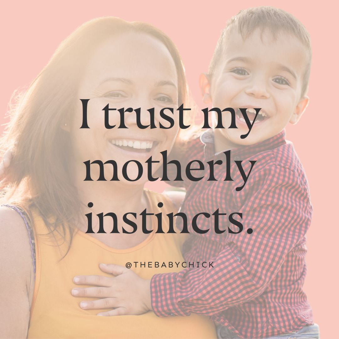 Người mẹ ôm đứa con trai chập chững ở hậu cảnh với lời khẳng định tình mẫu tử được viết trên hình ảnh của cô ấy.