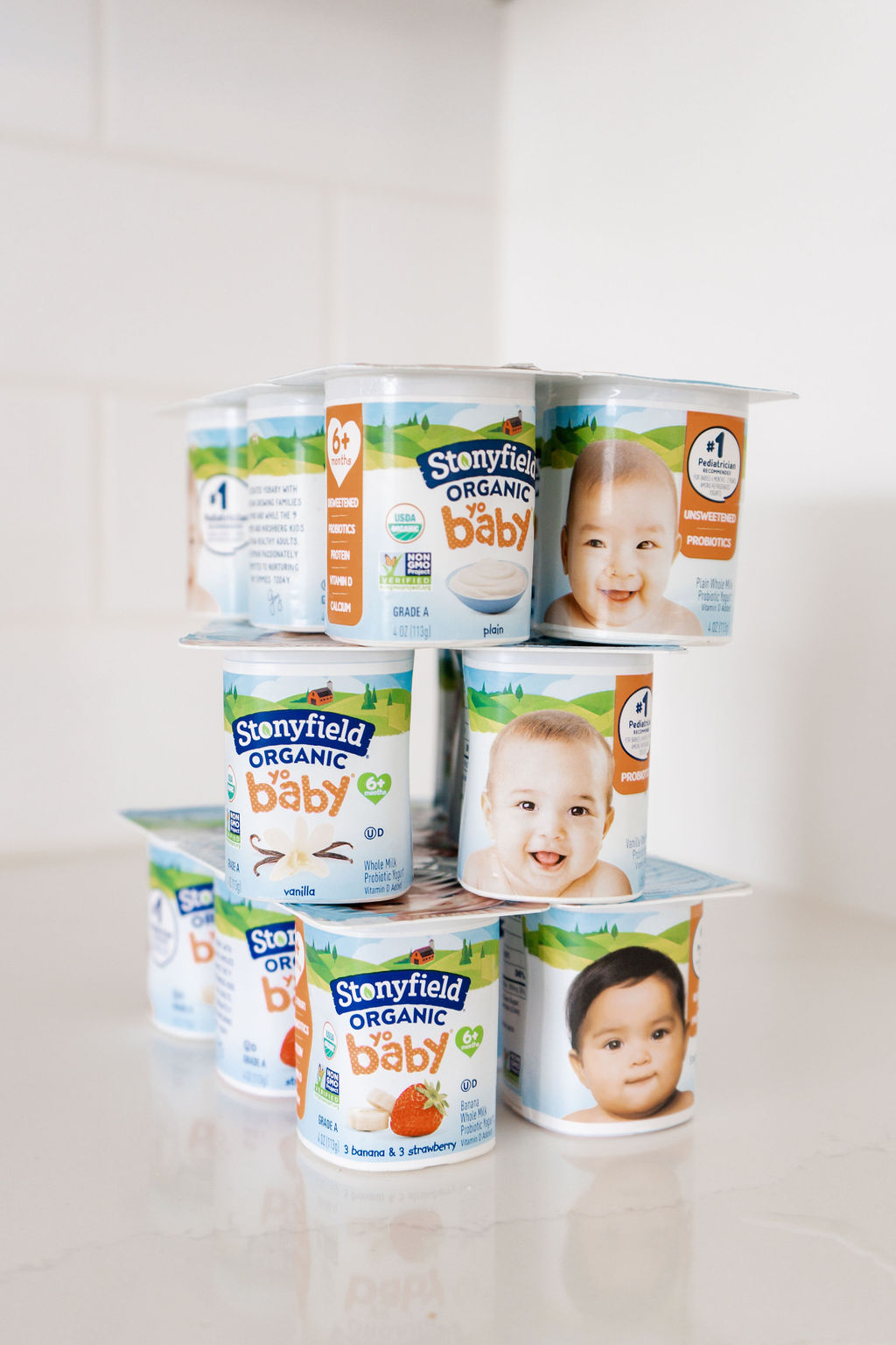 Những chồng sữa chua Stonyfield yobaby trên quầy bếp.