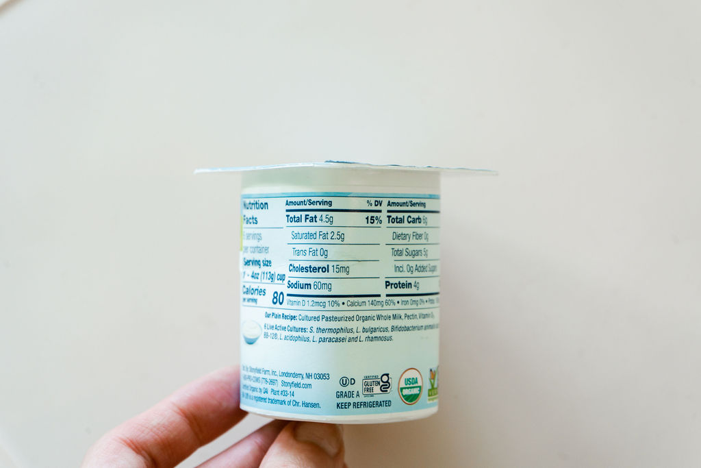 Cốc sữa chua Stonyfield yobaby.  Chúng tôi đang xem các thông tin dinh dưỡng - mặt sau của cốc.